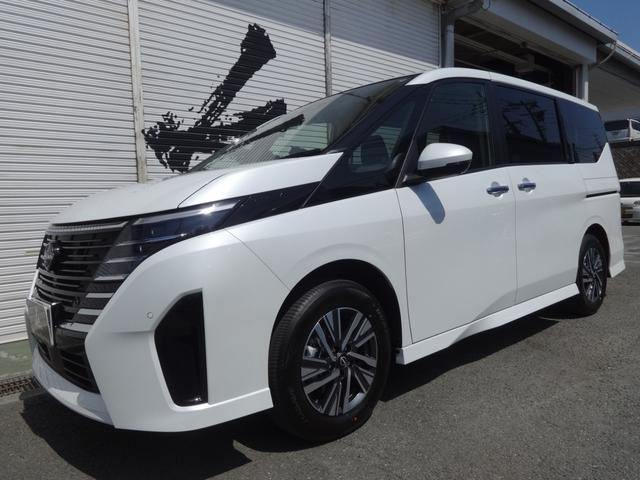 セレナ e-パワー ハイウェイスターV 純正12.3インチワイドディスプレイ&アラウンドビューモニター/両側電動スライドドア/インテリキー/車線逸脱抑制/革巻ステア/ビルトインETC/F&Rソナー/エマブレ/LEDライト/16AW/8人乗(3枚目)