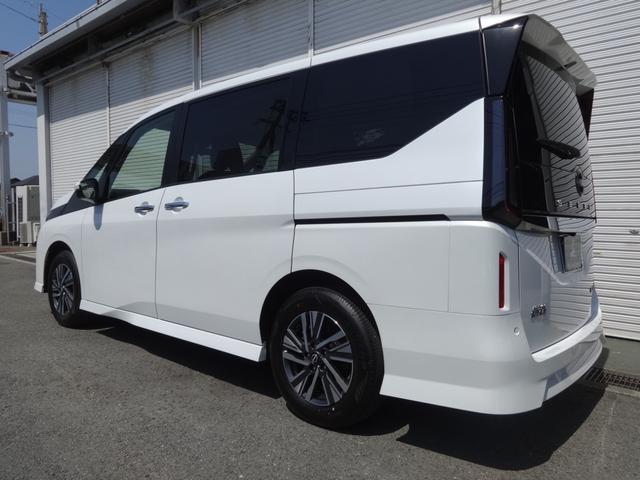 セレナ e-パワー ハイウェイスターV 純正12.3インチワイドディスプレイ&アラウンドビューモニター/両側電動スライドドア/インテリキー/車線逸脱抑制/革巻ステア/ビルトインETC/F&Rソナー/エマブレ/LEDライト/16AW/8人乗(4枚目)