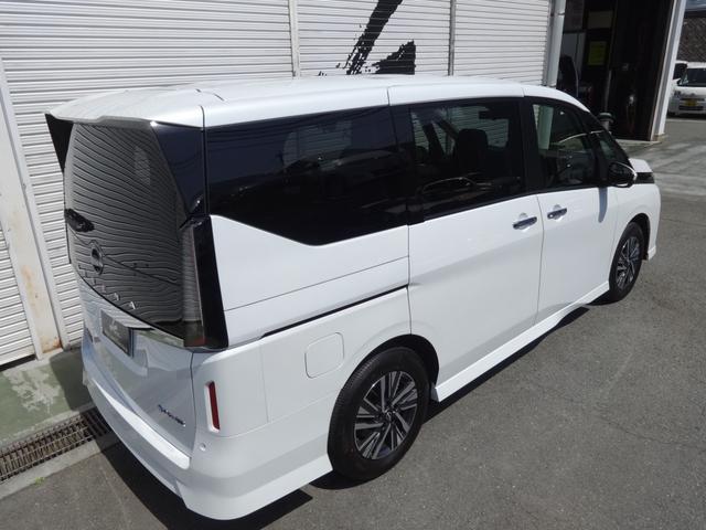 セレナ e-パワー ハイウェイスターV 純正12.3インチワイドディスプレイ&アラウンドビューモニター/両側電動スライドドア/インテリキー/車線逸脱抑制/革巻ステア/ビルトインETC/F&Rソナー/エマブレ/LEDライト/16AW/8人乗(8枚目)