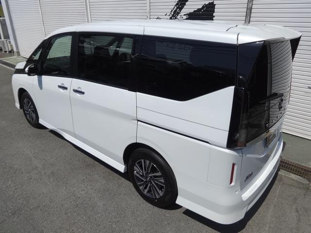 セレナ e-パワー ハイウェイスターV 純正12.3インチワイドディスプレイ&アラウンドビューモニター/両側電動スライドドア/インテリキー/車線逸脱抑制/革巻ステア/ビルトインETC/F&Rソナー/エマブレ/LEDライト/16AW/8人乗(10枚目)