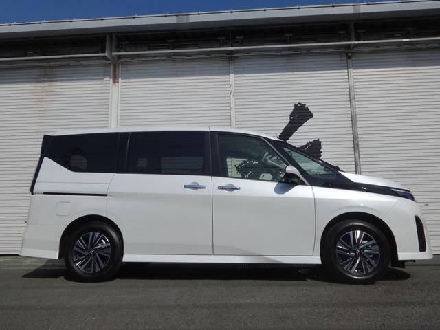 セレナ e-パワー ハイウェイスターV 純正12.3インチワイドディスプレイ&アラウンドビューモニター/両側電動スライドドア/インテリキー/車線逸脱抑制/革巻ステア/ビルトインETC/F&Rソナー/エマブレ/LEDライト/16AW/8人乗(13枚目)