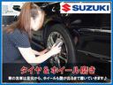 入庫した際はまず足元から綺麗に磨いていきます。当店の女性洗車スタッフが特にこだわりを持って仕上げていきますよ。納車前になればワックスを使い、さらに艶が増して見栄えが良くなります♪