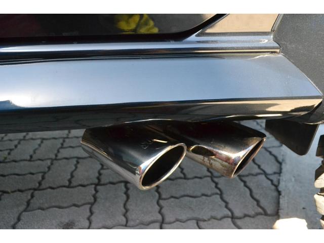 迫力のサイド出しマフラー