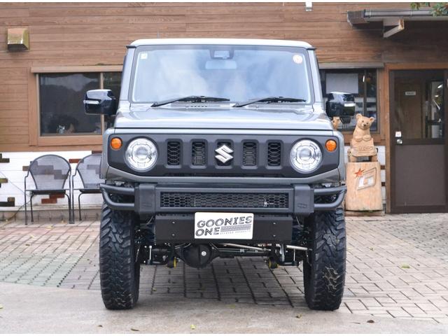ジムニー ＸＣ　４ＷＤ　３インチリフトアップ　オープンカントリーＭＴタイヤ　　ホイールＸＪ０８　　ＧＢフェザーバンパー　ＧＢスペアタイヤカバー　（ミディアムグレー）（3枚目）
