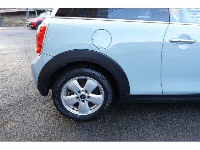 ＭＩＮＩ クーパー　アイスブルー　純正ナビ／純正アルミ（15枚目）