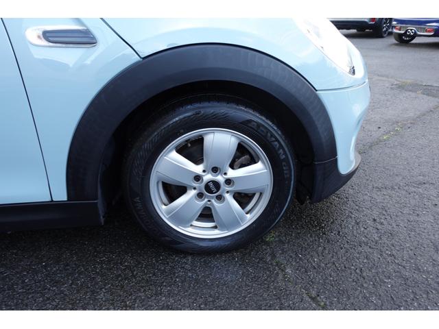 ＭＩＮＩ クーパー　アイスブルー　純正ナビ／純正アルミ（16枚目）