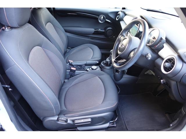 ＭＩＮＩ クーパー　アイスブルー　純正ナビ／純正アルミ（20枚目）