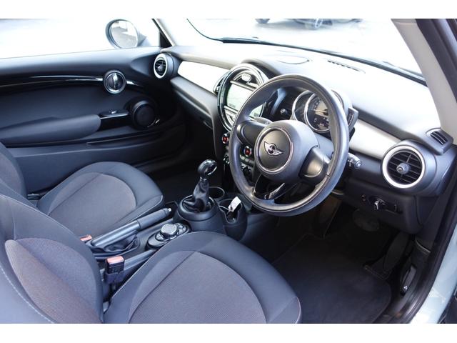 ＭＩＮＩ クーパー　アイスブルー　純正ナビ／純正アルミ（21枚目）