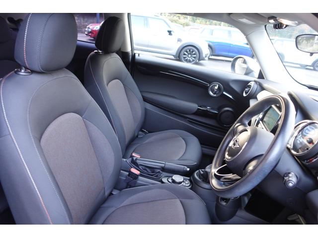 ＭＩＮＩ クーパー　アイスブルー　純正ナビ／純正アルミ（22枚目）