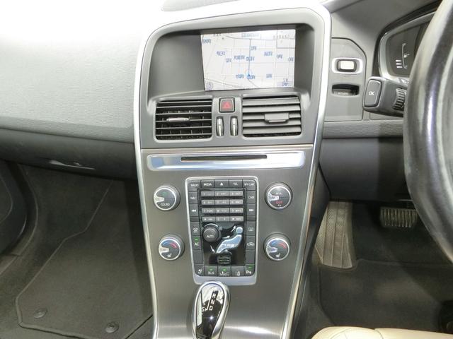 ＸＣ６０ 　ＥＴＣ　バックカメラ　クリアランスソナー　レーンアシスト　衝突被害軽減システム　ナビ　オートライト　アルミホイール　キーレスエントリー　電動格納ミラー　シートヒーター　ＡＴ　盗難防止システム　ＣＤ（3枚目）