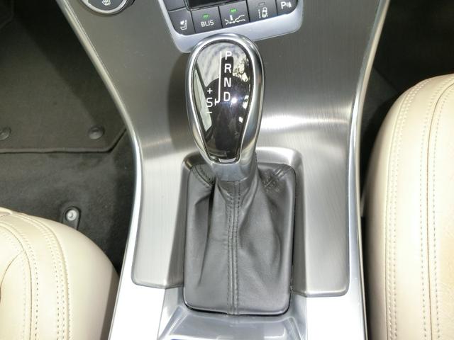 ＸＣ６０ 　ＥＴＣ　バックカメラ　クリアランスソナー　レーンアシスト　衝突被害軽減システム　ナビ　オートライト　アルミホイール　キーレスエントリー　電動格納ミラー　シートヒーター　ＡＴ　盗難防止システム　ＣＤ（7枚目）