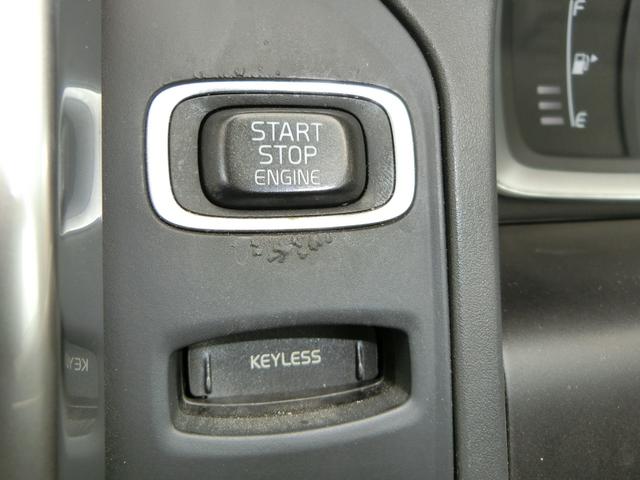 ＸＣ６０ 　ＥＴＣ　バックカメラ　クリアランスソナー　レーンアシスト　衝突被害軽減システム　ナビ　オートライト　アルミホイール　キーレスエントリー　電動格納ミラー　シートヒーター　ＡＴ　盗難防止システム　ＣＤ（8枚目）