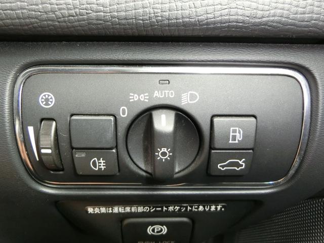 ＸＣ６０ 　ＥＴＣ　バックカメラ　クリアランスソナー　レーンアシスト　衝突被害軽減システム　ナビ　オートライト　アルミホイール　キーレスエントリー　電動格納ミラー　シートヒーター　ＡＴ　盗難防止システム　ＣＤ（9枚目）