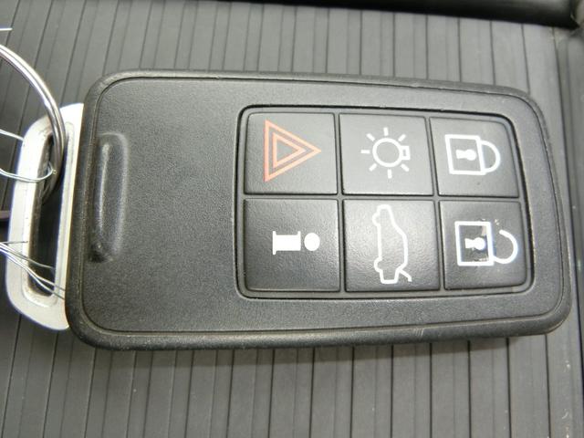 ＸＣ６０ 　ＥＴＣ　バックカメラ　クリアランスソナー　レーンアシスト　衝突被害軽減システム　ナビ　オートライト　アルミホイール　キーレスエントリー　電動格納ミラー　シートヒーター　ＡＴ　盗難防止システム　ＣＤ（11枚目）