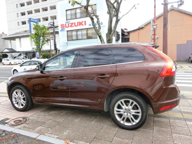 ＸＣ６０ 　ＥＴＣ　バックカメラ　クリアランスソナー　レーンアシスト　衝突被害軽減システム　ナビ　オートライト　アルミホイール　キーレスエントリー　電動格納ミラー　シートヒーター　ＡＴ　盗難防止システム　ＣＤ（17枚目）