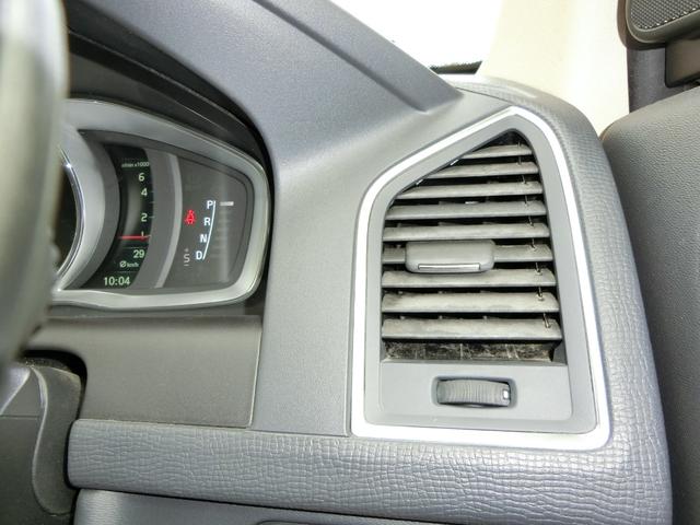 ＸＣ６０ 　ＥＴＣ　バックカメラ　クリアランスソナー　レーンアシスト　衝突被害軽減システム　ナビ　オートライト　アルミホイール　キーレスエントリー　電動格納ミラー　シートヒーター　ＡＴ　盗難防止システム　ＣＤ（39枚目）