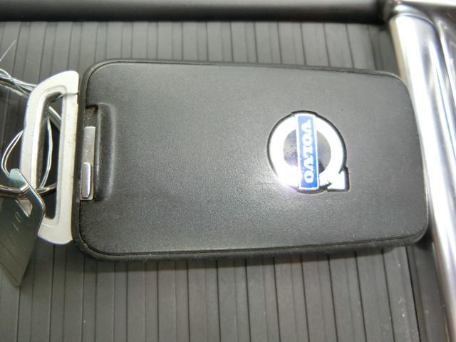 ＸＣ６０ 　ＥＴＣ　バックカメラ　クリアランスソナー　レーンアシスト　衝突被害軽減システム　ナビ　オートライト　アルミホイール　キーレスエントリー　電動格納ミラー　シートヒーター　ＡＴ　盗難防止システム　ＣＤ（53枚目）