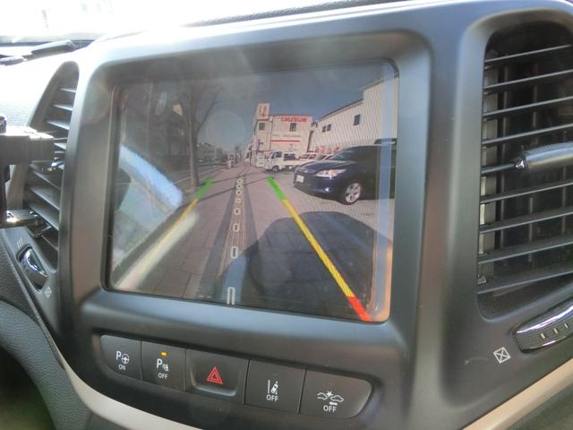 �֗��ȃo�b�N�r���[�J�����𑕔����A�X�e�A�����O�Ǌp�ɍ��킹���K�C�h���C���\���������Ȃ��܂��B���Ԃ����ȕ��ł����S���Ă��������鑕���ł��B