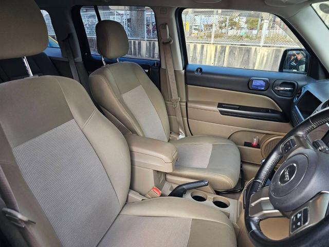 ジープ・パトリオット 　ＥＴＣ　ナビ　アルミホイール　キーレスエントリー　ＣＶＴ　ＡＢＳ　ＥＳＣ　エアコン　パワーウィンドウ（9枚目）