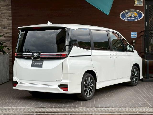 ヴォクシー ハイブリッドＳ－Ｚ　カイテキリベンパッケージ　登録済み未使用車　セーフティセンス　ＬＥＤライト　ターンランプ　アドバンスドパーク　ユニバーサルステップ　１３．２型後席ディスプレイ　デジタルインナーミラー　１７インチＡＷ（8枚目）