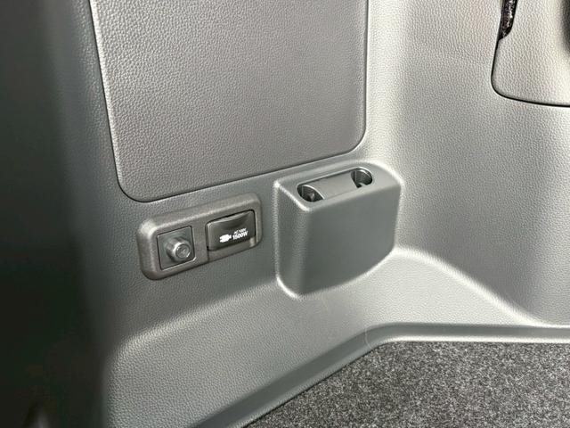 ヴォクシー ハイブリッドＳ－Ｚ　カイテキリベンパッケージ　登録済み未使用車　セーフティセンス　ＬＥＤライト　ターンランプ　アドバンスドパーク　ユニバーサルステップ　１３．２型後席ディスプレイ　デジタルインナーミラー　１７インチＡＷ（17枚目）