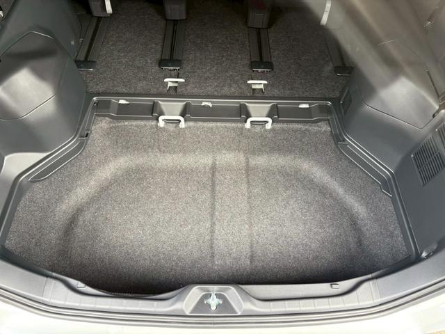 ヴォクシー ハイブリッドＳ－Ｚ　カイテキリベンパッケージ　登録済み未使用車　セーフティセンス　ＬＥＤライト　ターンランプ　アドバンスドパーク　ユニバーサルステップ　１３．２型後席ディスプレイ　デジタルインナーミラー　１７インチＡＷ（18枚目）