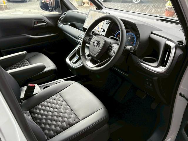 ヴォクシー ハイブリッドＳ－Ｚ　カイテキリベンパッケージ　登録済み未使用車　セーフティセンス　ＬＥＤライト　ターンランプ　アドバンスドパーク　ユニバーサルステップ　１３．２型後席ディスプレイ　デジタルインナーミラー　１７インチＡＷ（23枚目）
