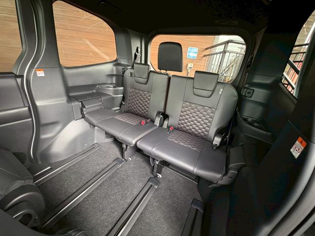 ヴォクシー ハイブリッドＳ－Ｚ　カイテキリベンパッケージ　登録済み未使用車　セーフティセンス　ＬＥＤライト　ターンランプ　アドバンスドパーク　ユニバーサルステップ　１３．２型後席ディスプレイ　デジタルインナーミラー　１７インチＡＷ（64枚目）