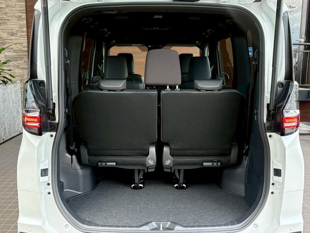 ヴォクシー ハイブリッドS-Z カイテキリベンパッケージ 登録済み未使用車 セーフティセンス LEDライト ターンランプ アドバンスドパーク ユニバーサルステップ 13.2型後席ディスプレイ デジタルインナーミラー 17インチAW(14枚目)