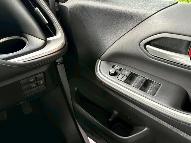 ヴォクシー ハイブリッドS-Z カイテキリベンパッケージ 登録済み未使用車 セーフティセンス LEDライト ターンランプ アドバンスドパーク ユニバーサルステップ 13.2型後席ディスプレイ デジタルインナーミラー 17インチAW(29枚目)