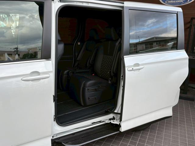 ヴォクシー ハイブリッドS-Z カイテキリベンパッケージ 登録済み未使用車 セーフティセンス LEDライト ターンランプ アドバンスドパーク ユニバーサルステップ 13.2型後席ディスプレイ デジタルインナーミラー 17インチAW(52枚目)