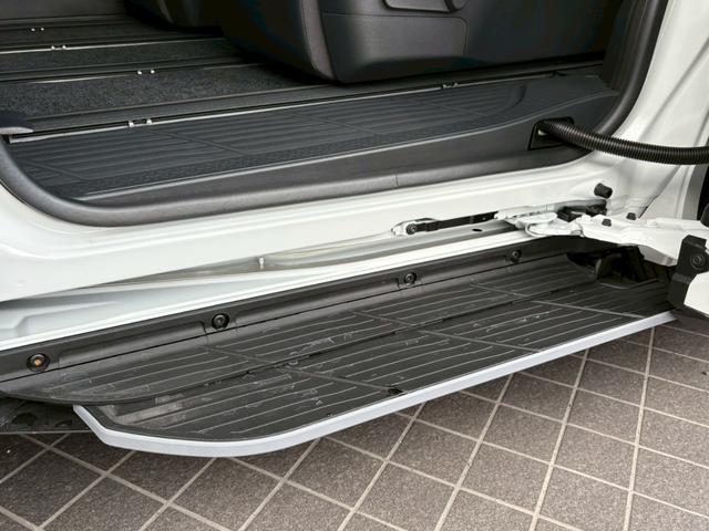 ヴォクシー ハイブリッドS-Z カイテキリベンパッケージ 登録済み未使用車 セーフティセンス LEDライト ターンランプ アドバンスドパーク ユニバーサルステップ 13.2型後席ディスプレイ デジタルインナーミラー 17インチAW(53枚目)