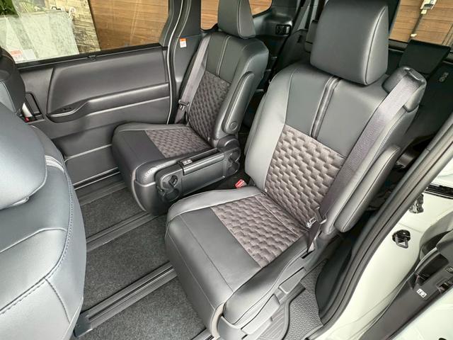 ヴォクシー ハイブリッドS-Z カイテキリベンパッケージ 登録済み未使用車 セーフティセンス LEDライト ターンランプ アドバンスドパーク ユニバーサルステップ 13.2型後席ディスプレイ デジタルインナーミラー 17インチAW(55枚目)