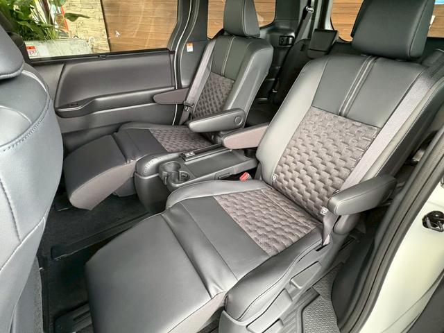 ヴォクシー ハイブリッドS-Z カイテキリベンパッケージ 登録済み未使用車 セーフティセンス LEDライト ターンランプ アドバンスドパーク ユニバーサルステップ 13.2型後席ディスプレイ デジタルインナーミラー 17インチAW(57枚目)