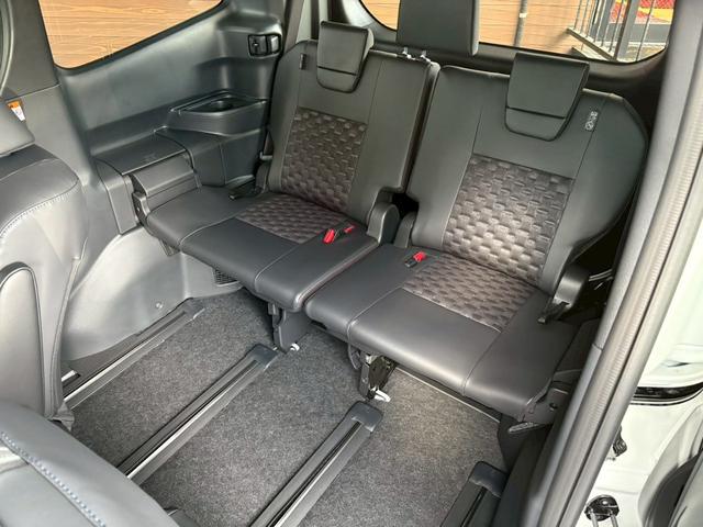 ヴォクシー ハイブリッドS-Z カイテキリベンパッケージ 登録済み未使用車 セーフティセンス LEDライト ターンランプ アドバンスドパーク ユニバーサルステップ 13.2型後席ディスプレイ デジタルインナーミラー 17インチAW(60枚目)