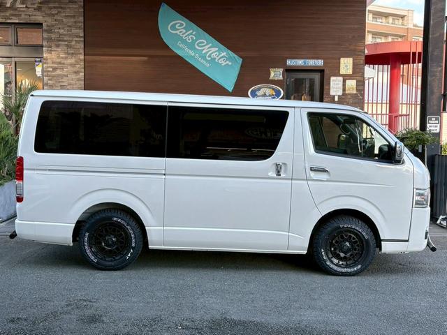 ハイエースバン スーパーＧＬ　ダークプライムＩＩ　新車未登録　８型　ダークプライムＩＩ　ナビＴＶ　全方位カメラ　トヨタセーフティセンス　両側電動スライドドア　黒木目コンビステアリング　ＪＡＯＳ前後スキッドバー　ナイトロパワー艶消黒１６ＡＷ（6枚目）