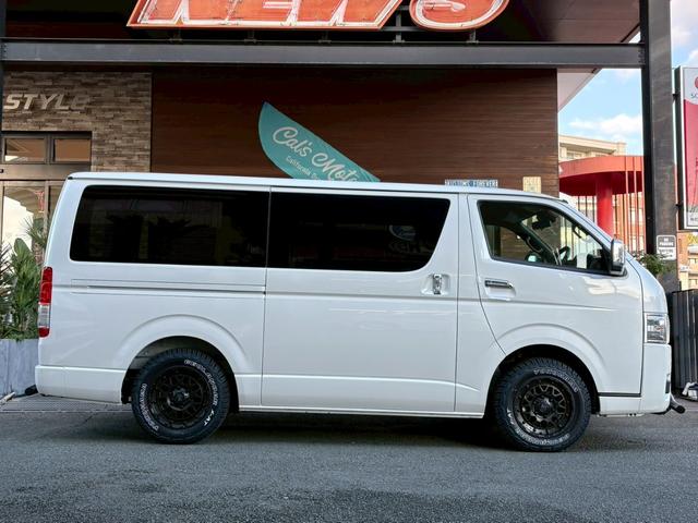 ハイエースバン スーパーＧＬ　ダークプライムＩＩ　新車未登録　８型　ダークプライムＩＩ　ナビＴＶ　全方位カメラ　トヨタセーフティセンス　両側電動スライドドア　黒木目コンビステアリング　ＪＡＯＳ前後スキッドバー　ナイトロパワー艶消黒１６ＡＷ（7枚目）
