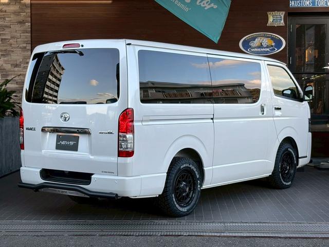 ハイエースバン スーパーＧＬ　ダークプライムＩＩ　新車未登録　８型　ダークプライムＩＩ　ナビＴＶ　全方位カメラ　トヨタセーフティセンス　両側電動スライドドア　黒木目コンビステアリング　ＪＡＯＳ前後スキッドバー　ナイトロパワー艶消黒１６ＡＷ（8枚目）