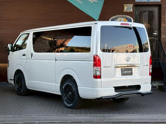 ハイエースバン スーパーＧＬ　ダークプライムＩＩ　新車未登録　８型　ダークプライムＩＩ　ナビＴＶ　全方位カメラ　トヨタセーフティセンス　両側電動スライドドア　黒木目コンビステアリング　ＪＡＯＳ前後スキッドバー　ナイトロパワー艶消黒１６ＡＷ（10枚目）