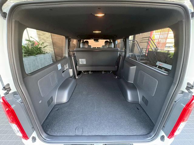 ハイエースバン スーパーＧＬ　ダークプライムＩＩ　新車未登録　８型　ダークプライムＩＩ　ナビＴＶ　全方位カメラ　トヨタセーフティセンス　両側電動スライドドア　黒木目コンビステアリング　ＪＡＯＳ前後スキッドバー　ナイトロパワー艶消黒１６ＡＷ（12枚目）