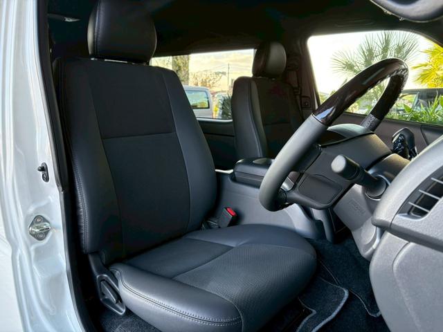 ハイエースバン スーパーＧＬ　ダークプライムＩＩ　新車未登録　８型　ダークプライムＩＩ　ナビＴＶ　全方位カメラ　トヨタセーフティセンス　両側電動スライドドア　黒木目コンビステアリング　ＪＡＯＳ前後スキッドバー　ナイトロパワー艶消黒１６ＡＷ（19枚目）