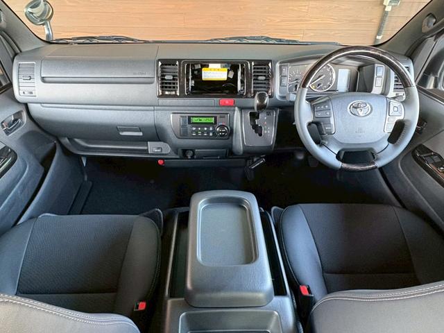 ハイエースバン スーパーＧＬ　ダークプライムＩＩ　新車未登録　８型　ダークプライムＩＩ　ナビＴＶ　全方位カメラ　トヨタセーフティセンス　両側電動スライドドア　黒木目コンビステアリング　ＪＡＯＳ前後スキッドバー　ナイトロパワー艶消黒１６ＡＷ（20枚目）