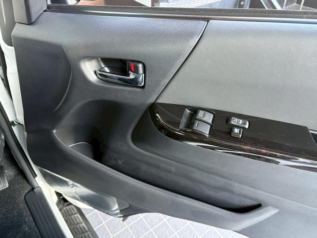 ハイエースバン スーパーＧＬ　ダークプライムＩＩ　新車未登録　８型　ダークプライムＩＩ　ナビＴＶ　全方位カメラ　トヨタセーフティセンス　両側電動スライドドア　黒木目コンビステアリング　ＪＡＯＳ前後スキッドバー　ナイトロパワー艶消黒１６ＡＷ（27枚目）