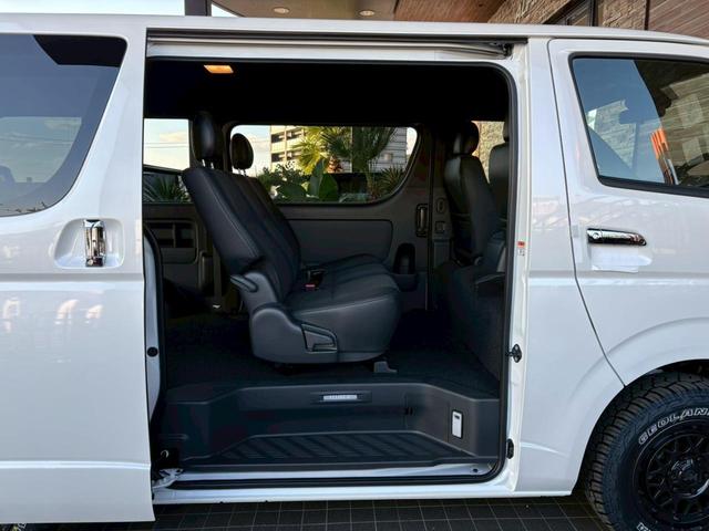 ハイエースバン スーパーＧＬ　ダークプライムＩＩ　新車未登録　８型　ダークプライムＩＩ　ナビＴＶ　全方位カメラ　トヨタセーフティセンス　両側電動スライドドア　黒木目コンビステアリング　ＪＡＯＳ前後スキッドバー　ナイトロパワー艶消黒１６ＡＷ（40枚目）