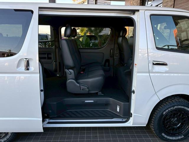 ハイエースバン スーパーＧＬ　ダークプライムＩＩ　新車未登録　８型　ダークプライムＩＩ　ナビＴＶ　全方位カメラ　トヨタセーフティセンス　両側電動スライドドア　黒木目コンビステアリング　ＪＡＯＳ前後スキッドバー　ナイトロパワー艶消黒１６ＡＷ（41枚目）