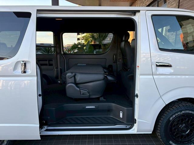 ハイエースバン スーパーＧＬ　ダークプライムＩＩ　新車未登録　８型　ダークプライムＩＩ　ナビＴＶ　全方位カメラ　トヨタセーフティセンス　両側電動スライドドア　黒木目コンビステアリング　ＪＡＯＳ前後スキッドバー　ナイトロパワー艶消黒１６ＡＷ（44枚目）