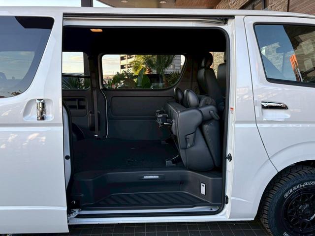 ハイエースバン スーパーＧＬ　ダークプライムＩＩ　新車未登録　８型　ダークプライムＩＩ　ナビＴＶ　全方位カメラ　トヨタセーフティセンス　両側電動スライドドア　黒木目コンビステアリング　ＪＡＯＳ前後スキッドバー　ナイトロパワー艶消黒１６ＡＷ（45枚目）