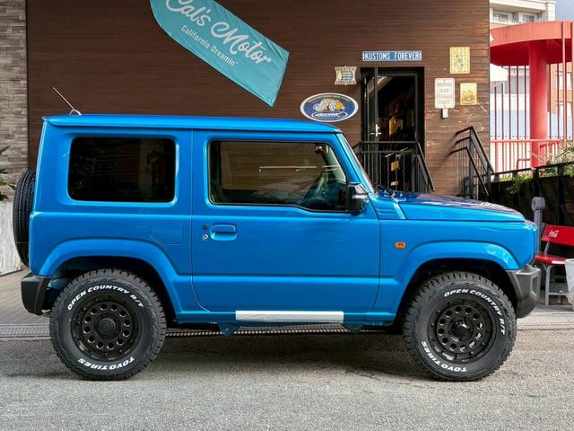ジムニー ＸＣ　５ＭＴ　届出済未使用車　ボディ同色ＫＬＣフェイスグリルＳＪ　ニトロパワーマットブラック１６ＡＷ　バックカメラ　アルパインディスプレイオーディオ（5枚目）