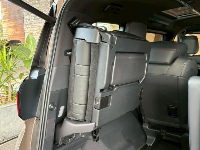 アルファードハイブリッド Ｚ　ワンオーナー　純正ナビＴＶ全方位カメラ　後席モニター　デジタルインナーミラー　左右独立ムーンルーフ　　ヴェルファイアハイブリッドＺプレミア用１９インチＡＷ　スペアタイヤ　アンビエントライト（31枚目）