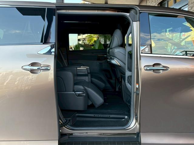 アルファードハイブリッド Ｚ　ワンオーナー　純正ナビＴＶ全方位カメラ　後席モニター　デジタルインナーミラー　左右独立ムーンルーフ　　ヴェルファイアハイブリッドＺプレミア用１９インチＡＷ　スペアタイヤ　アンビエントライト（68枚目）